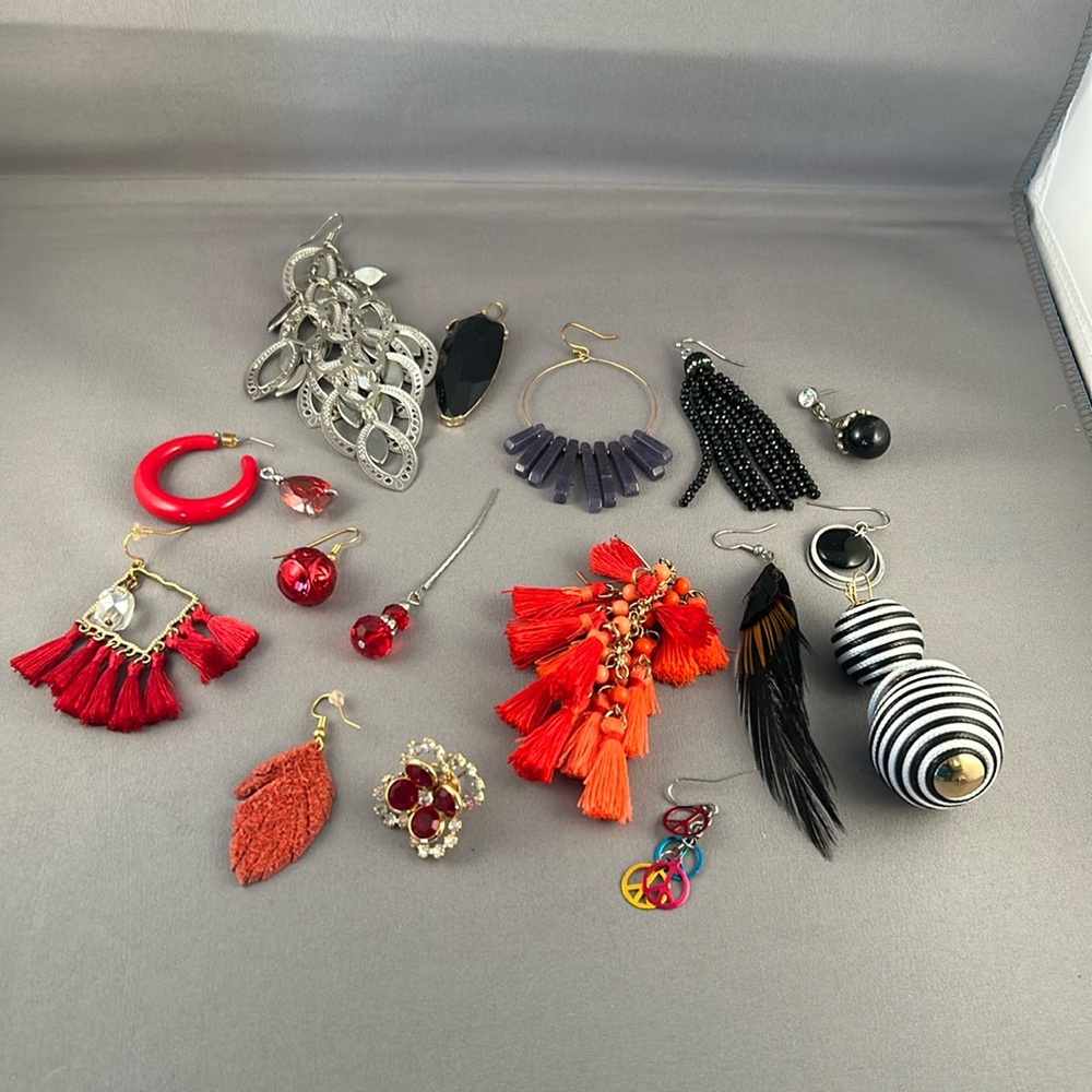 Lot of single earrings. Various selections, zoom in for clarity.